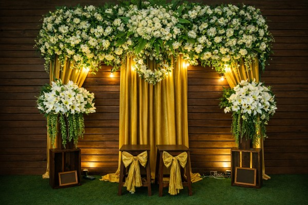 Backdrop wedding Pesta Raya dengan tampilan rapi elegan dan instagrammable