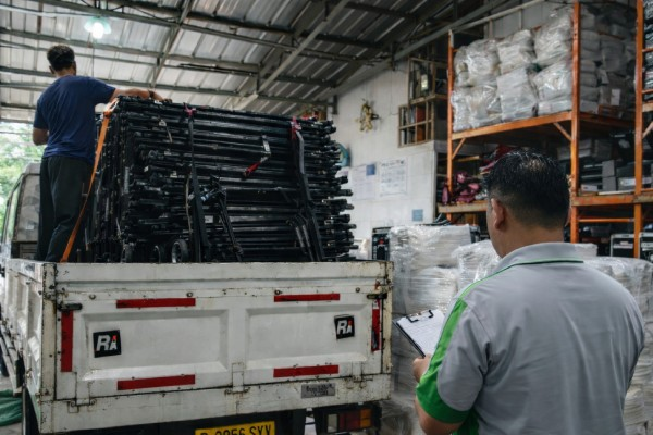 Behind the scenes QC dan packing peralatan event Pesta Raya