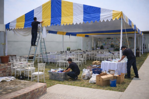 Tim Pesta Raya melakukan setup persiapan acara dengan peralatan yang rapi