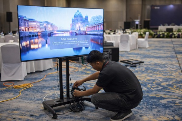 Teknisi Pesta Raya melakukan setup LED TV dengan cable management rapi dan testing checklist