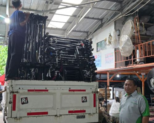 Proses loading peralatan tenda di truck Pesta Raya sebelum pengiriman ke lokasi event